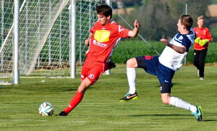 Regisseur Stipe Galic (rote Dress) soll Vorchdorf in die Landesliga führen. Foto: H. Seiringer