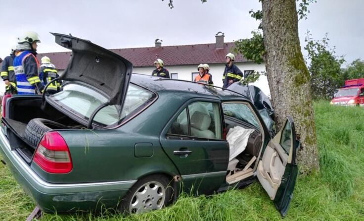 Ende einer Autofahrt in Laakirchen Foto: FF Laakirchen