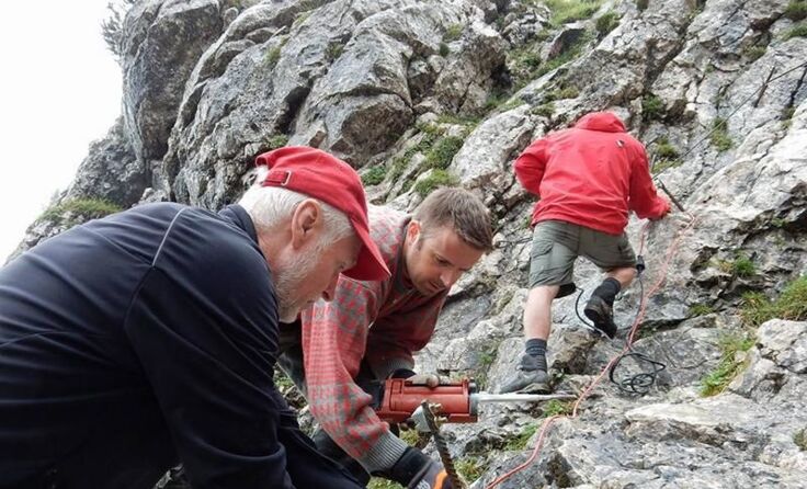 Neue Eisenstifte sorgen für besseren Halt am Kaiserweg Foto: Alpenverein Gmunden