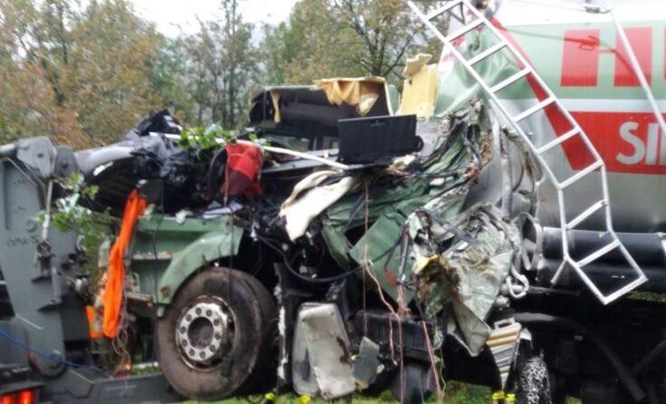 Das Führerhaus wurde bei dem Unfall komplett abgerissen. Foto: FF Ebensee/Müller