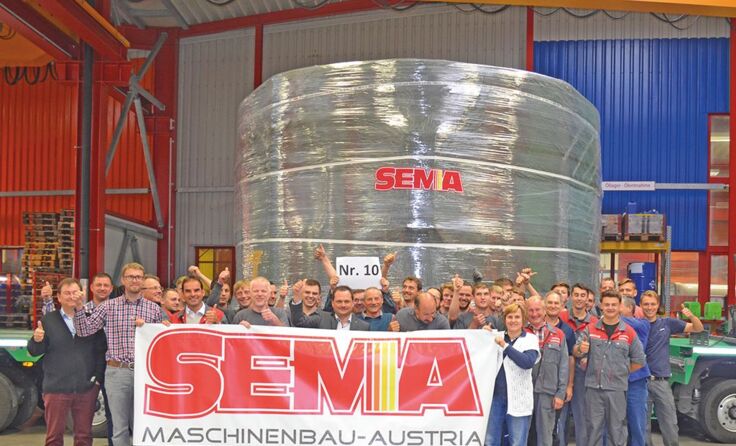Das Team der Traunkirchner Firma feierte die Lieferung der zehnten Rundtaktanlage. Foto: SEMA