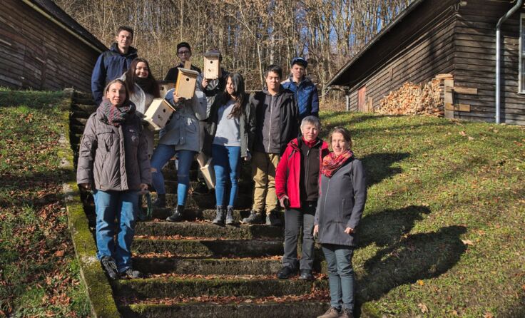 Naturschutzbund-Mitglieder und Produktionsschüler mit den neuen Nistkästen Foto: Naturschutzbund