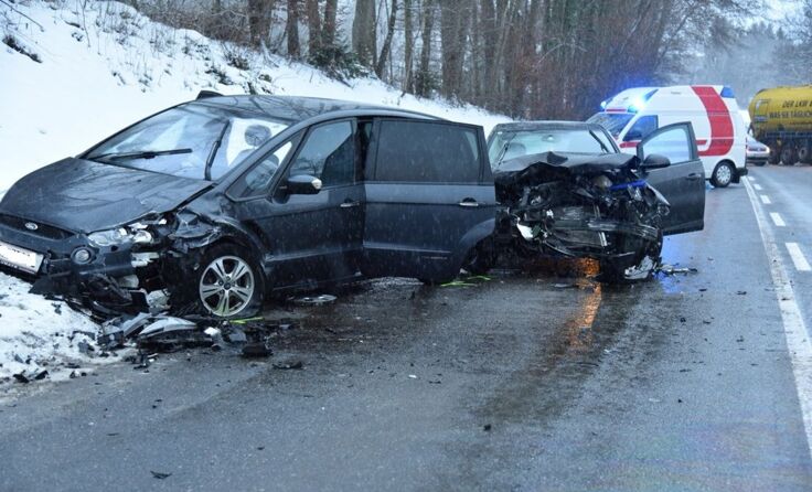Schlimmes Ende einer Rutschpartie auf der B145 im Gemeindegebiet Altmünster Foto: FF Altmünster
