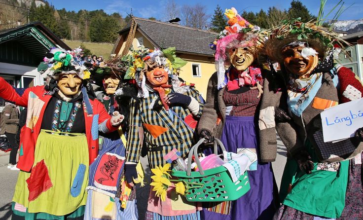 Die Faschingshochburg am Traunsee-Südufer zeigt sich von ihrer besten Seite. Foto: Hörmandinger