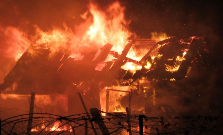 In der brennenden Bienenhütte war hunderte Sprengkapseln untergebracht. Foto: FF Bad Goisern