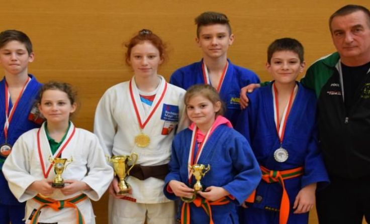 Trainer Achim Huhn mit seinen erfolgreichen Schützlingen Foto: Judoteam Salzkammergut