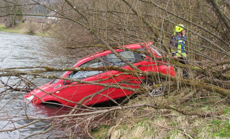 Das misslungene PKW-Abstellen endete am Goiserer Traunufer. Foto: FF St. Agatha