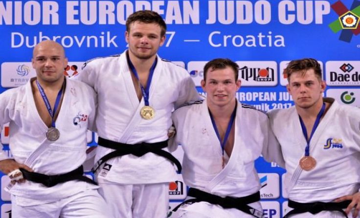 Europacup-Triumphator Max Hageneder (2. v. li.) endlich mal ganz oben am Stockerl Foto: EJU