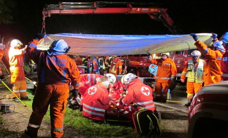 Erstversorgung nach der Bergung. Foto: FF Bad Goisern