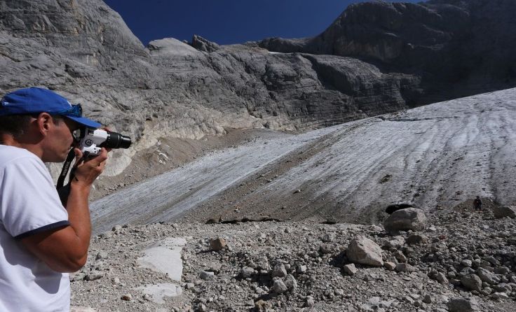 Meteorologe Klaus Reingruber bei der Dokumentation des Klimawandels am Dachsteingletscher Foto: KEM