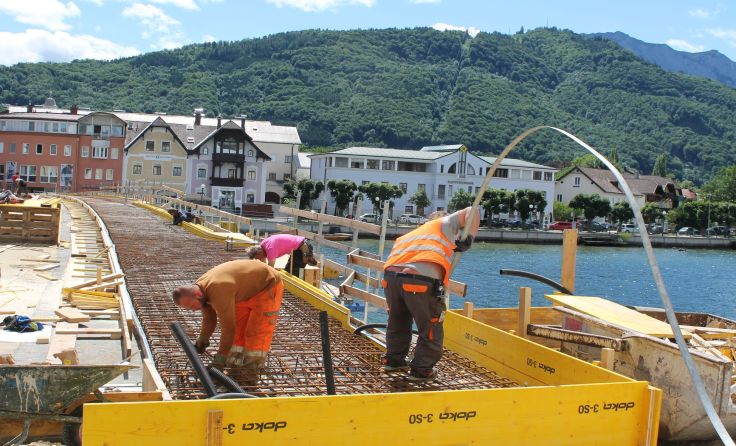 Die seeseitige Hälfte der Gmundner Traunbrücke wird noch im Juli asfaltiert.