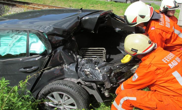 Die FF Bad Goisern beim Berg des Unfallautos Foto: FF Bad Goisern