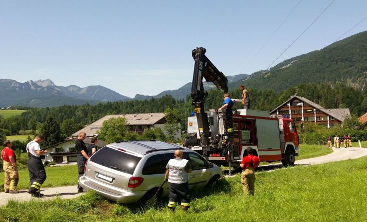Fahrzeugbergung auf der Ischler Nussenseestraße Foto: FF-Pfandl