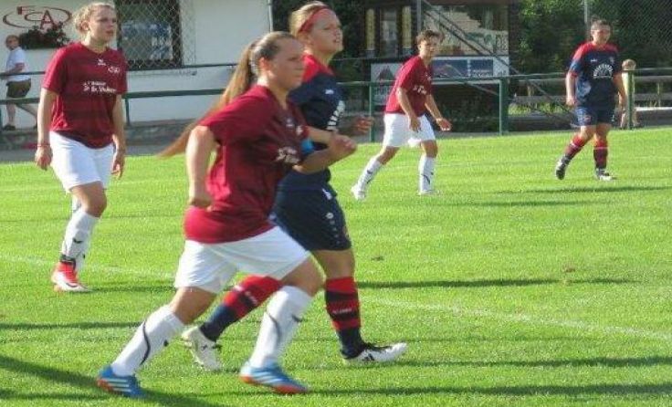 Die Gegnerinnen der Altmünsterer Fußballerinnen sehen künftig "rot“. Foto: Helmut Pichler