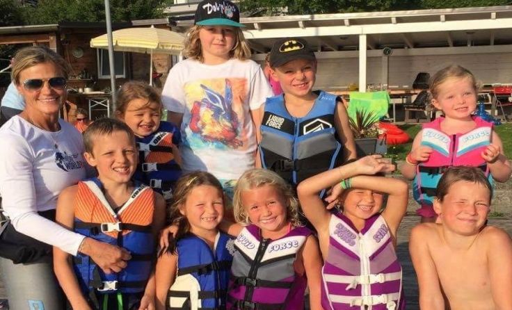 Wasserski-Ikone Britta Grebe-Llewellyn (li.) mit den jungen Gmundner Wasserski-Fans