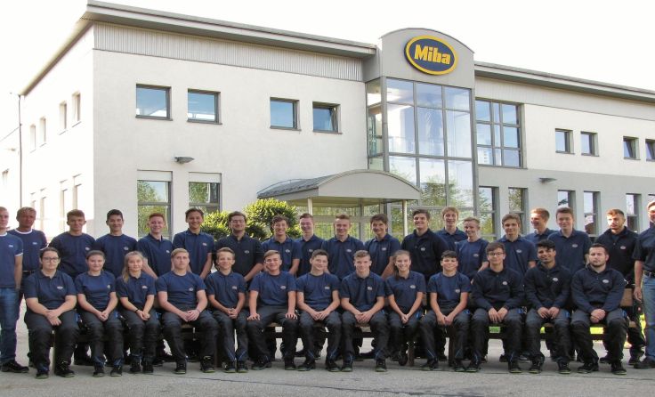 Die 29 neuen Miba-Lehrlinge mit ihren Ausbildnern Foto: Miba AG