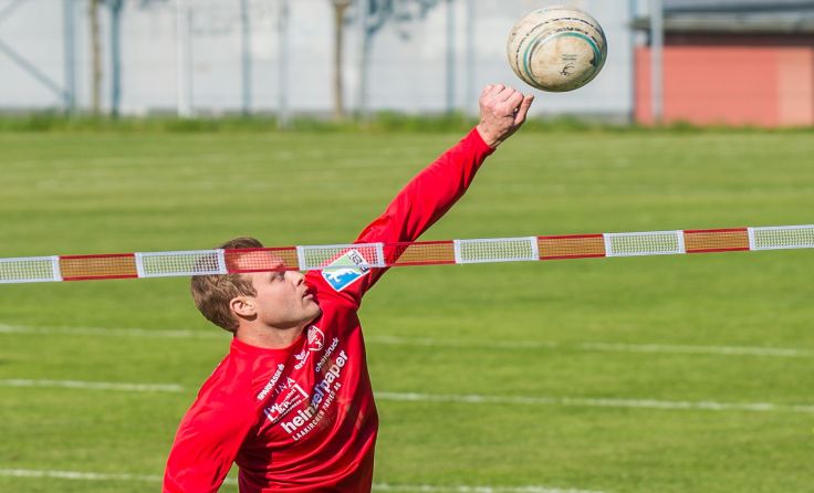 Der Linkshänder im Laakirchner Angriff Marco Grafinger schlug erfolgreich zu. Foto: Almhofer