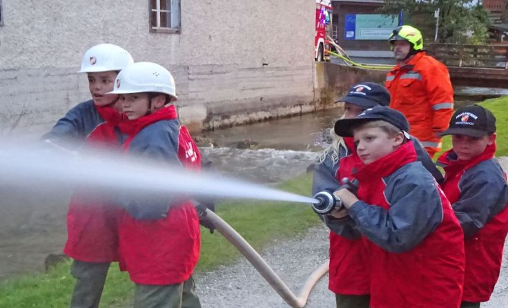 Der Goiserer FF-Nachwuchs übte die Brandbekämpfung. Foto: Feuerwehren
