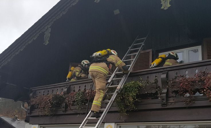 Die Einsatzkräfte am Weg zum Brandherd Foto: Feuerwehren Bad Ischl