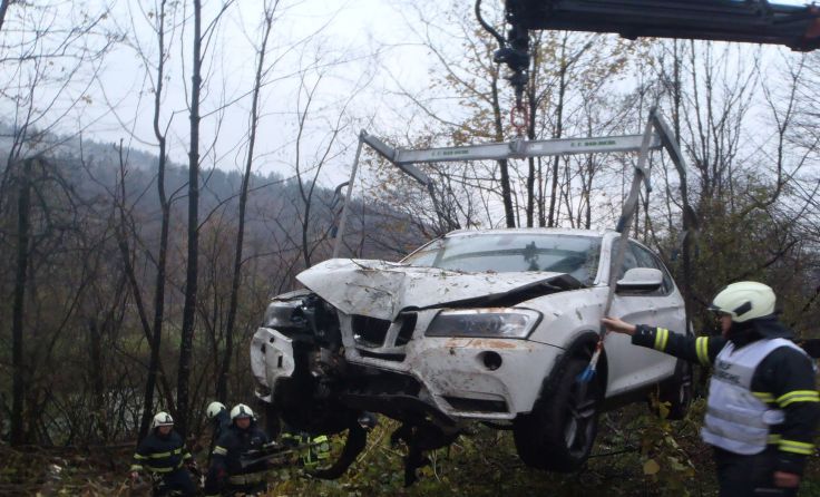 Bergung des vom rechten Weg abgekommenen Fahrzeugs Foto: FF Bad Ischl