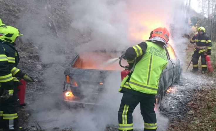 Die Scharnsteiner FF-Kräfte beim Bändigen des PKW-Brandes Foto: FF Scharnstein