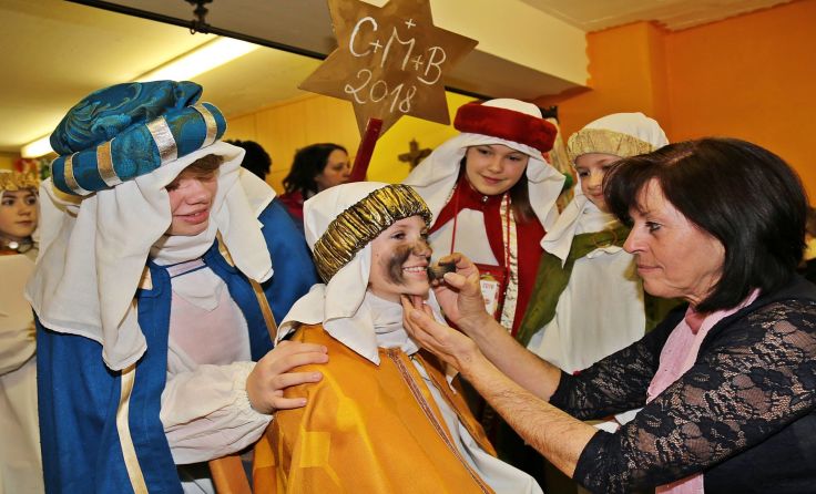 Letzte Vorbereitungen für die Ebenseer Sternsinger vor dem Abmarsch Foto: Hörmandinger