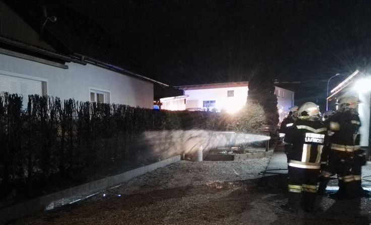 Mit einem Heckenbrand begann für die FF Laakirchen und Oberweis das neue Jahr. Foto: FF Laakirchen