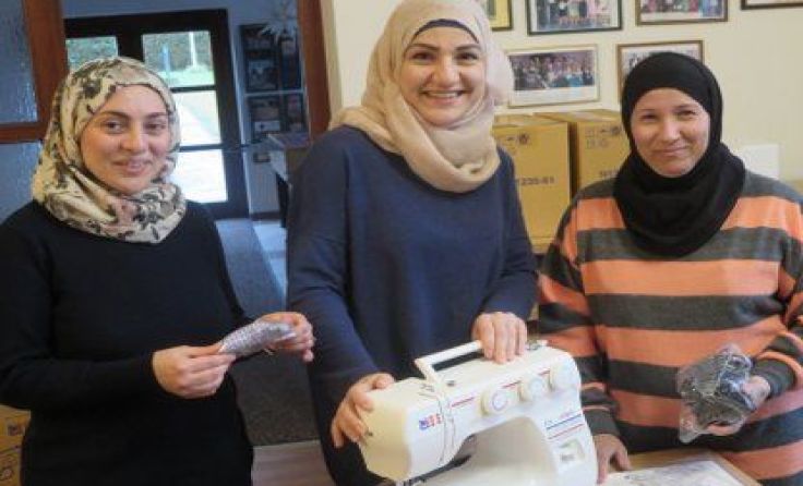 Freude über Nähmaschinen bei Nadja, Nour und Zenab aus Syrien und dem Irak Foto: FiB