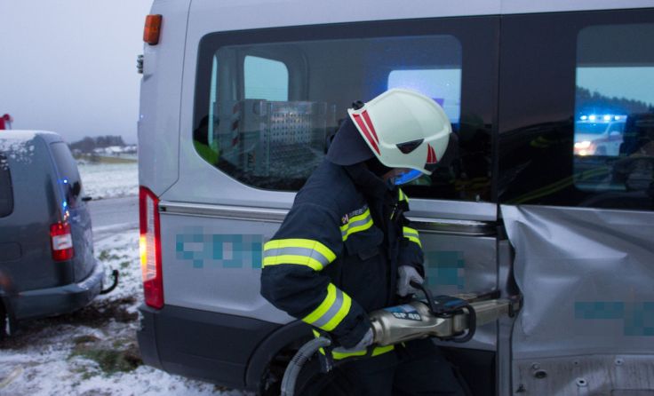 Die FF Ohlsdorf beim Aufschneiden der verklemmten Seitentüre. Foto: FF Ohlsdorf