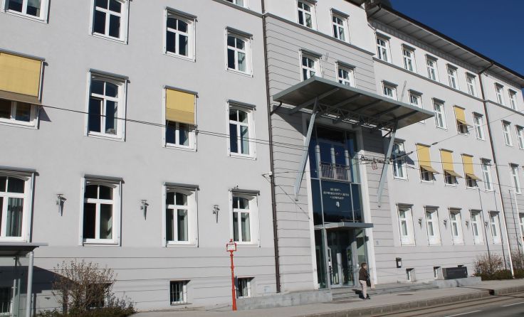 Ein Mann, der eine Behördenentscheidung nicht akzeptieren wollte, rastete in der BH Gmunden aus.