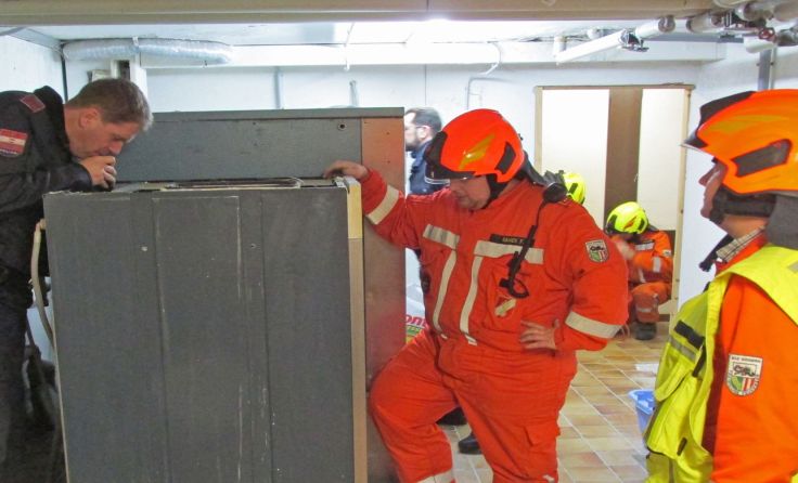 Ursachenforschung bei Kabelbrand in Goiserer Hotelanlage Foto: FF Bad Goisern