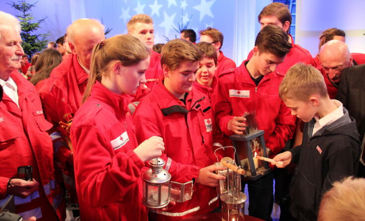 Das Ennser Jugendrotkreuz bei der ORF Friedenslichtgala 2015