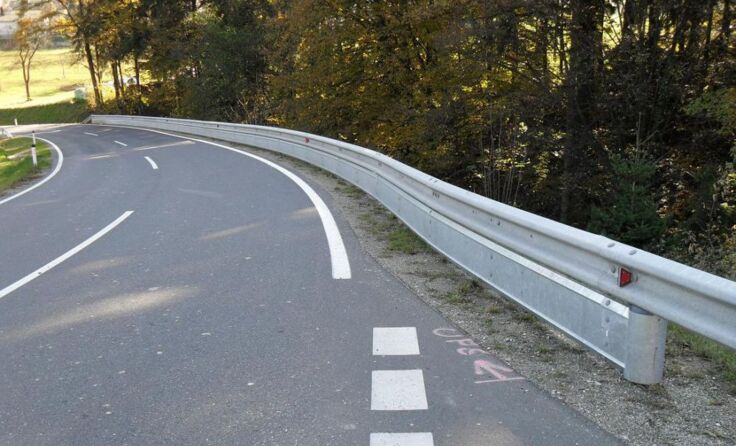 Schwere Motorradunfälle sollen durch Unterfahrschutz vermindert werden.***Foto: Land OÖ