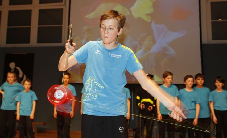 Jongleure zeigten ihr Können mit Diabolos.