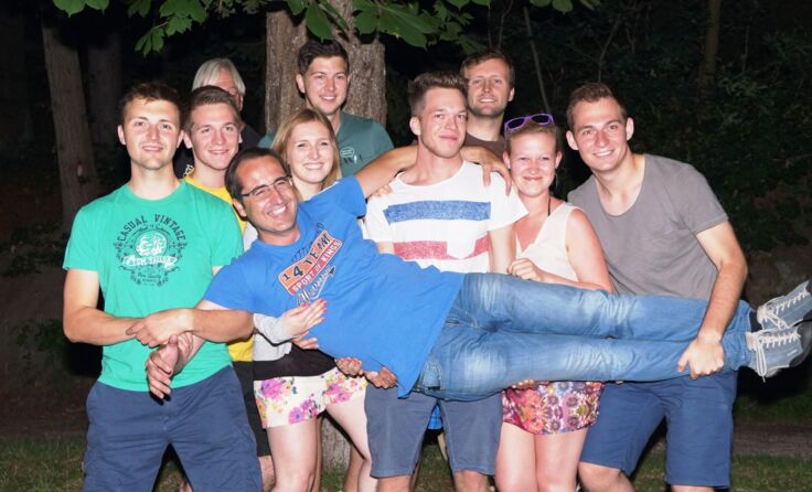 Jugendliche unterstützen Team Max.