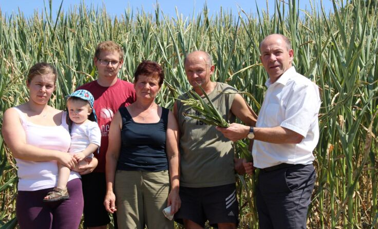 Familie Kleinbruckner vulgo Nösterer in Pabneukirchen gemeinsam mit Landesrat Max Hiegelsberger