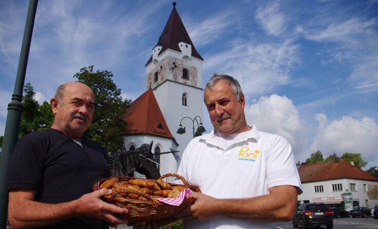 Ernst Schützeneder und Johann Kapplmüller mit dem neuen „Perger Weckerl“.