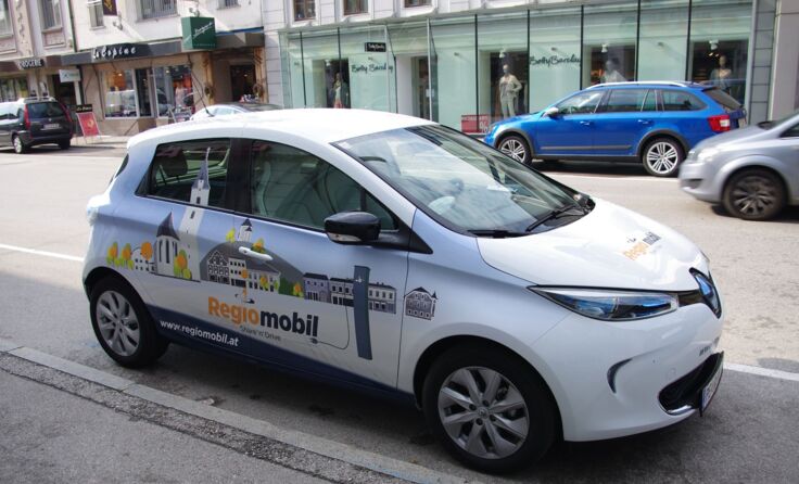 Mit dem „Reggy“ unterwegs: Tips testet E-Carsharing für die Region.