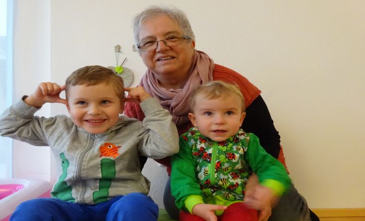 Felix und Laura mit ihrer Leihoma Anna MühlbachlerFoto: privat