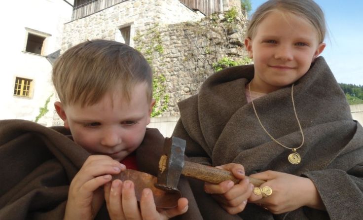 Altes Handwerk kann man in der Burg.Werkstatt hautnah erleben.Foto: www.burg-reichenstein.at