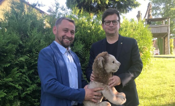 Franz Lasinger (links) übergibt den Lions-Löwen an Mag. Erich Lengauer.Foto: Lions Club Freistadt
