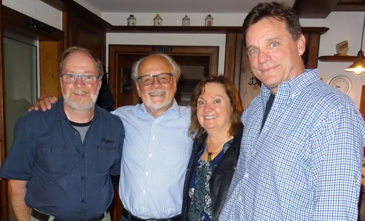 Gottfried Kraft (Mitte) mit Eric und Lorraine (rechts) sowie ihrem Mann Scott
