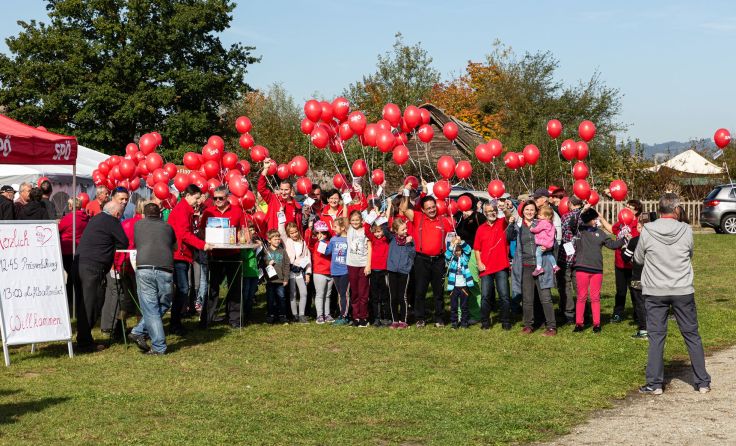 Wünsche und Gedanken wurden mit roten Luftballons in die Welt geschickt. Foto: SPÖ Bezirk Perg