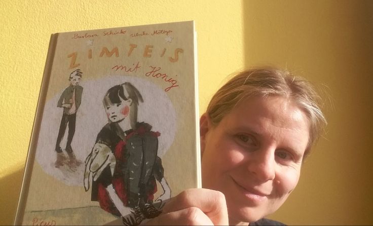 Barbara Schinko mit ihrem Kinderbuch „Zimteis mit Honig“ Foto: Barbara Schinko