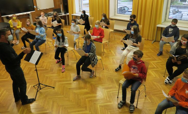 Singen in der Krise: Musikmittelschüler nehmen Masken ohne Klagen hin. Foto: MMS Leonding