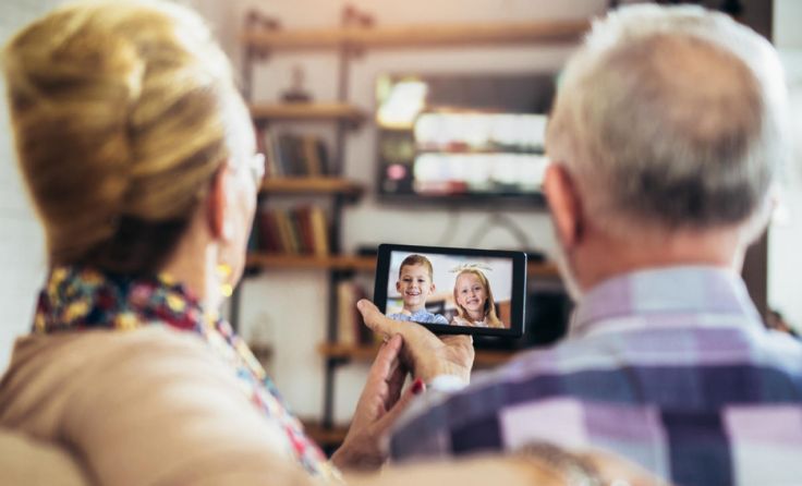 Kontakt halten geht auch ohne persönliche Besuche. (Foto: shutterstock.com/adraticfoto)