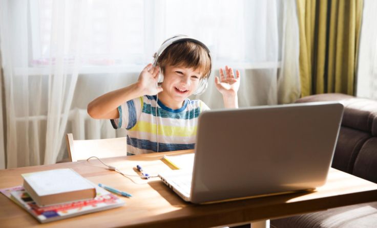Unterricht vor dem Laptop: Auch Spaß gehört dazu. (Foto: Foto: Ulza/shutterstock.com)