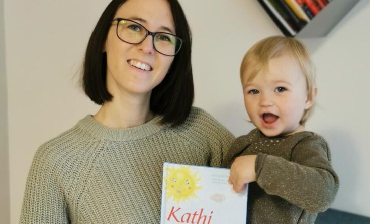 Julia Schmidt mit ihrer Tochter und ihrem ersten Kinderbuch (Foto: Schmidt)