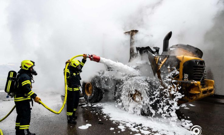 Radlader geriet in Brand (Foto: fotokerschi.at/Kerschbaummayr)