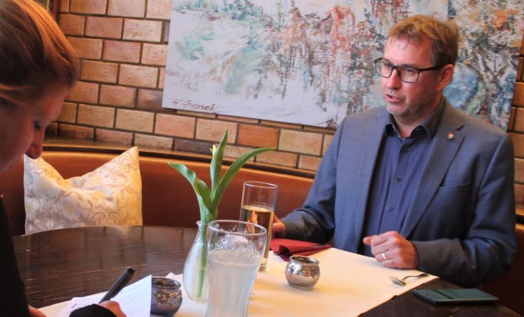 Tips-Redakteurin Michaela Primeßnig mit Bürgermeister Christian Deleja-Hotko (Foto: Lettner)